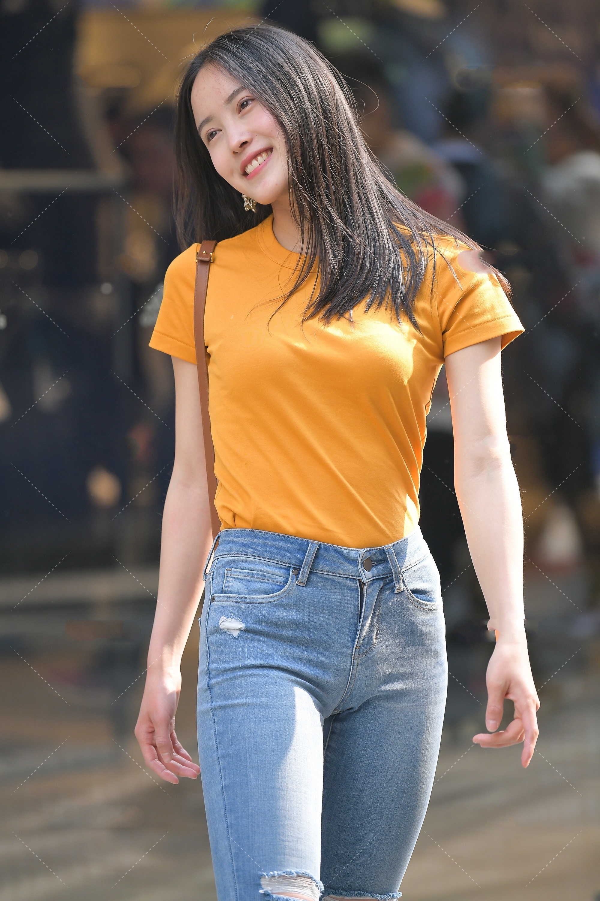 牛仔裤|橘黄色修身短T搭配浅色牛仔裤,青春活泼,满满的校园风