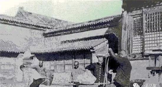 老照片|溥仪被逐出紫禁城的老照片，凌乱的龙床，行李拉了80多箱