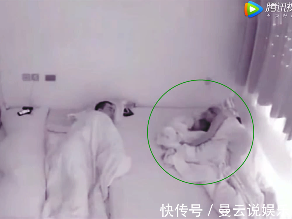 奶瓶|监控实拍11个月的宝宝半夜起来喝奶,喝完自己就睡着了,太乖了