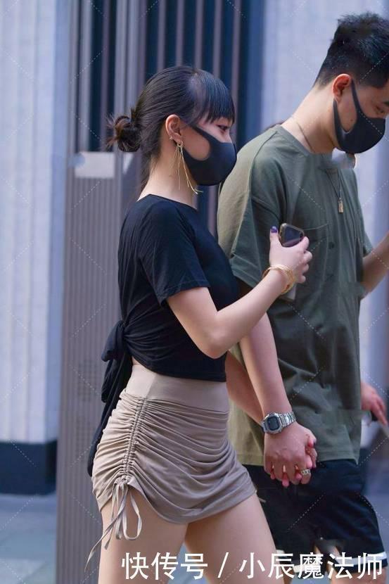 清新的美女,身穿黑色的T恤搭配修身包裙,展现出优雅有活力的美