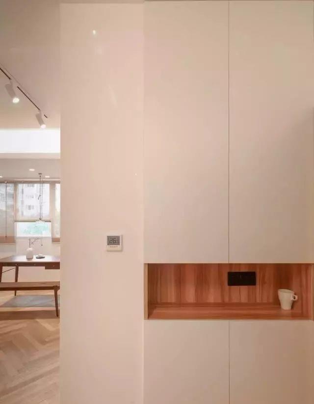 收纳|50㎡原木风一居,电视墙改书墙,阳光餐厅兼书房,收纳颜值太棒了