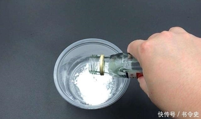 冬天洗羽绒服时,只需在水里加勺“它”,洗完跟新买的一样!