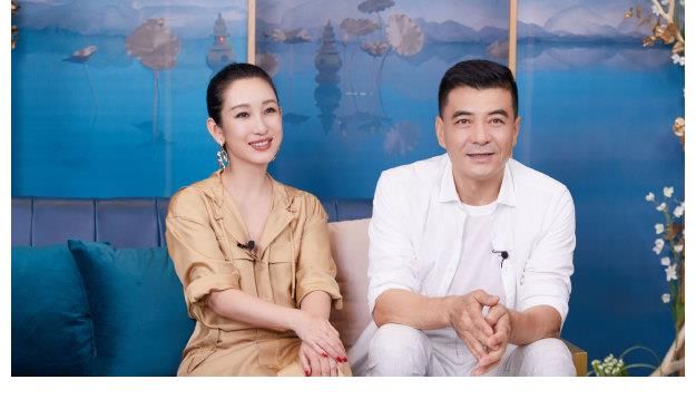 邹凯|42岁秦海璐，生活不能自理，如今王新军包揽家务贴身伺候