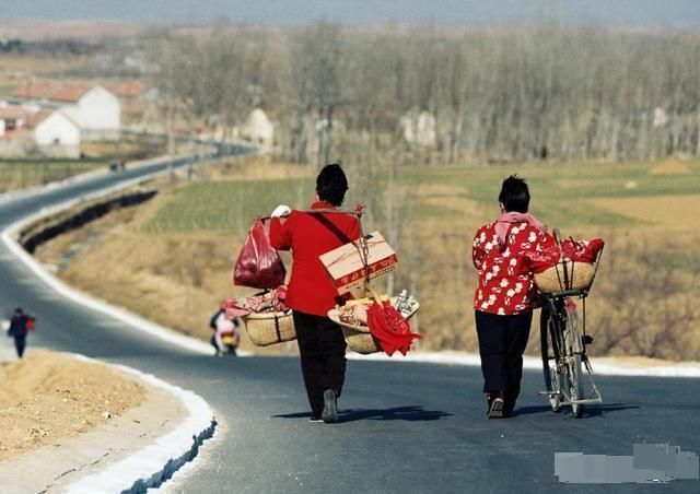 娘家|已婚女子户口在娘家,土地确权有份吗听内行人说完,瞬间明白了
