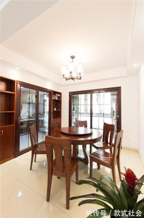 新房|新房花了40万装修成中式风格,却被亲友吐槽说太老土!