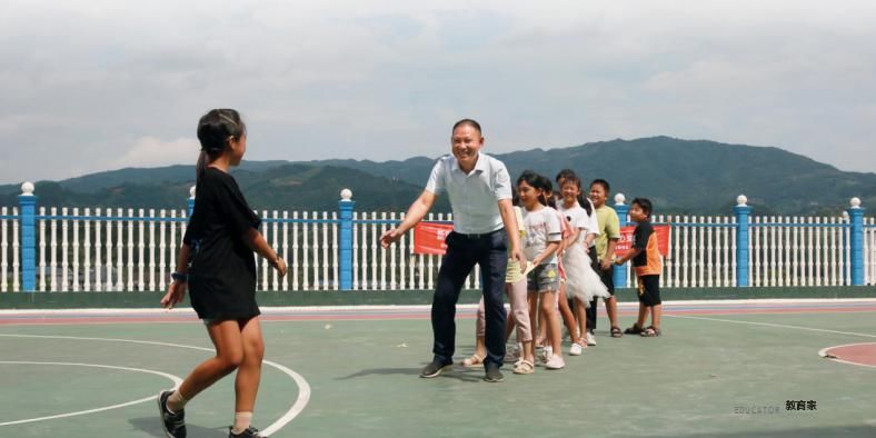 回流|“化缘校长”，让这所村小迎来生源回流