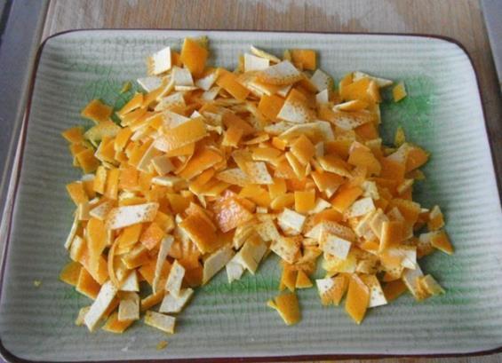 橙皮|养花用“1种果皮”,扔盆里就行,花卉7天冒白根,新芽蹭着冒