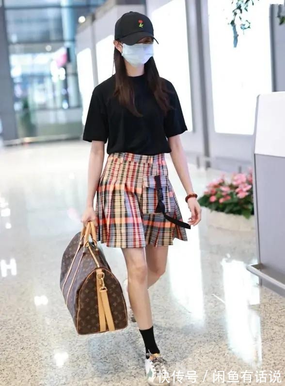 打扮|刘浩存真会打扮自己,光腿配男友外套秀身材,笑出月牙眼像学生妹