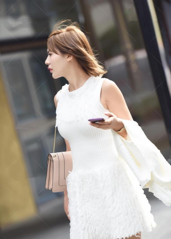 像是|姐姐逛街“真白嫩”, 衣服像是在牛奶泡过, 走路都在发散贵妇气息!