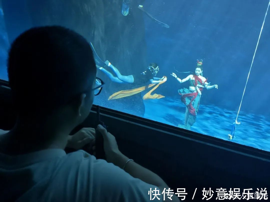 水下飞天上热搜!她在水下泡了26个小时演绎五彩洛神