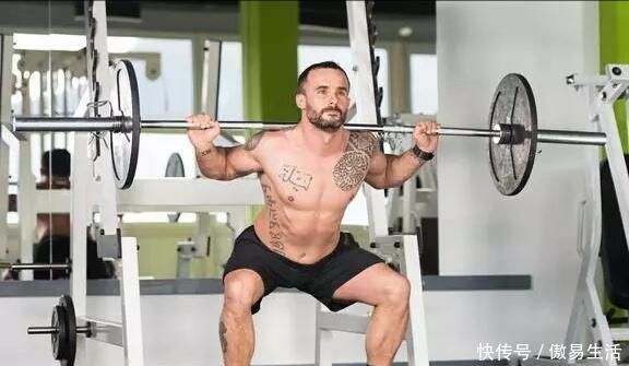 深蹲|深蹲,让你更有尊严的运动方式,这可不能做错了