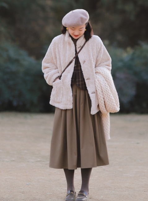 半身裙|今年流行可盐可甜的羊羔毛外套,学时髦精这样搭,美得惊艳!