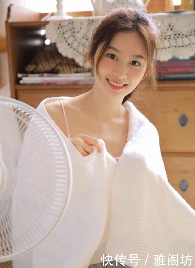 简单,没有太多的时尚和个性化设计,只是彰显了纯净而美丽的感觉