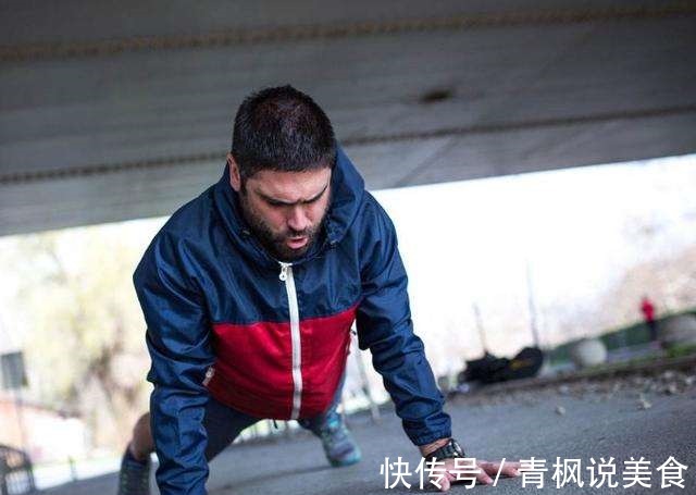 做俯卧撑|男人为何要练俯卧撑,难道只为锻炼胸肌未必这么简单