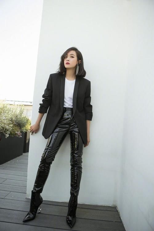 今春火了一种穿法：“西装外套＋皮裤”，休闲随性，时髦精都在穿