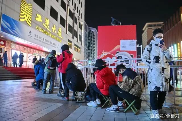 开幕式|连夜排队，全国抢空!被嫌弃三年的冰墩墩，凭啥一夜爆火?