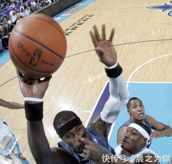 |搞笑GIF:不愧是兄弟两个,连摔跤都是这么同步,好可爱!