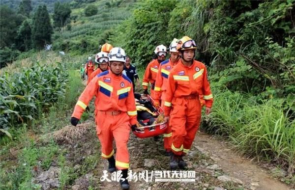 长绳|绥阳10小时大营救：悬崖之上，百米长绳为驴友搭起“生命之路”