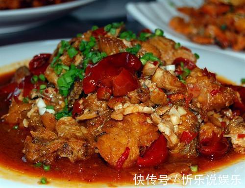 第一次去男友家,饭菜很丰盛,拍照给亲妈看,她却“逼”我分手