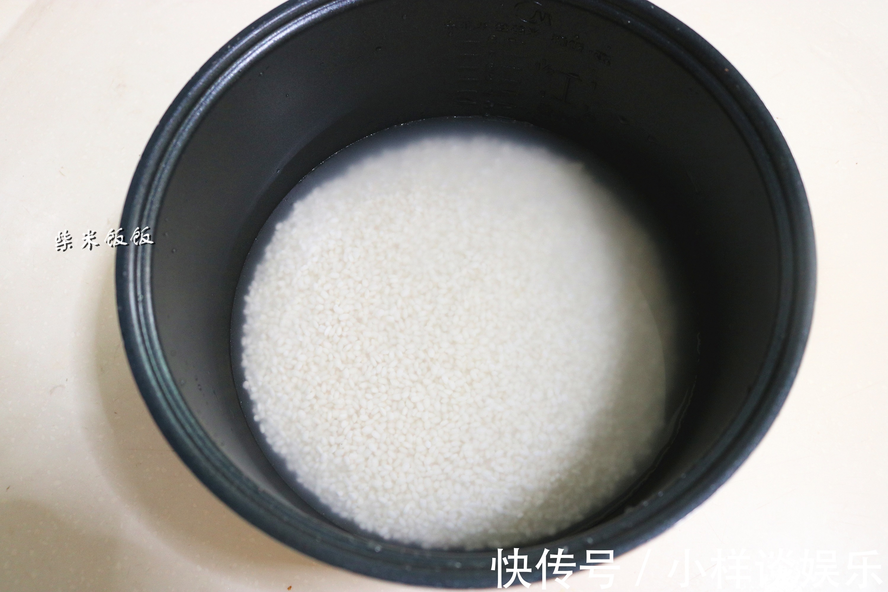 我家吃烧麦从不买，这做法简单，捏一捏10分钟出锅，4个不够吃