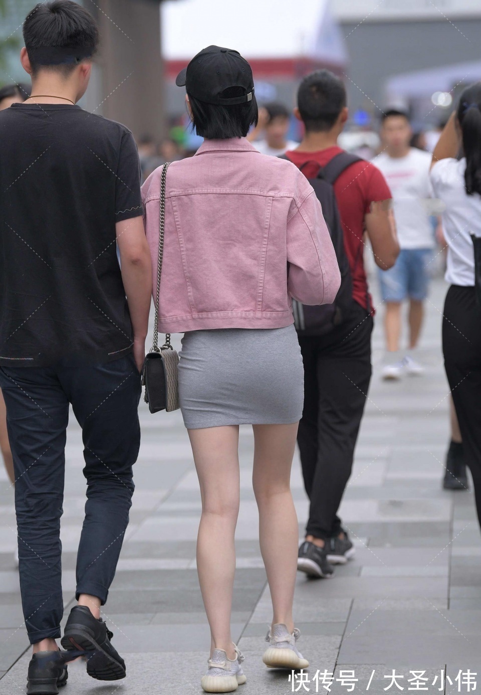 便饭|美女街拍:小姐姐好清纯啊!完胜街上路人,下班后一起去我家吃个便饭吧