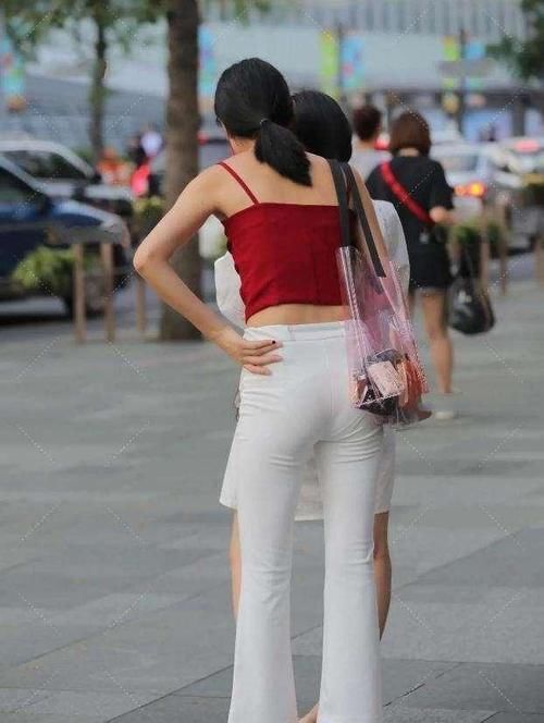 小姐姐 瑜伽裤穿搭在视觉上,总是给人享受,减龄效果相当不错艳压完胜