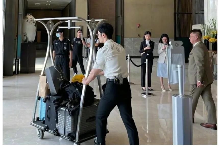 路透|《中餐厅5》路透生图，黄晓明身材比例很抢镜，真实身高一目了然