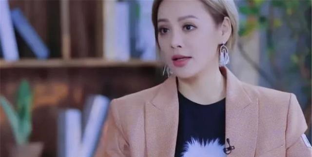 表情|宁静当年蹲在张国立脚边说话,表情谄媚,一旁的章子怡满脸不屑