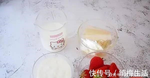 草莓丁|酸奶草莓冻这样做！简单4步不蒸不烤，一个奶锅就能做！