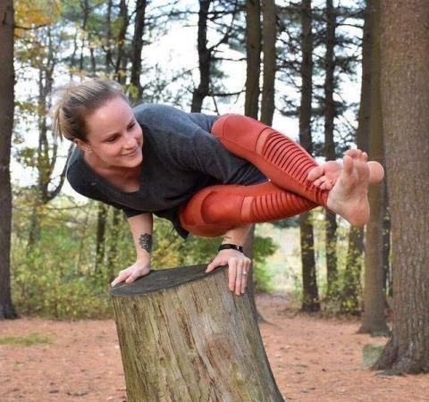 小伴|瑜伽人的脑回路很新颖啊,女人现身树上,我强迫症都犯了