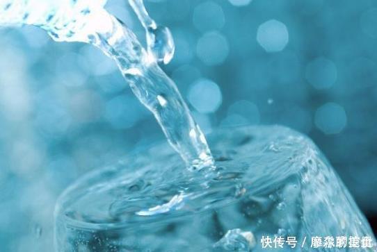 水是免费的“长寿药”喝水也有讲究,2个时间最好别喝