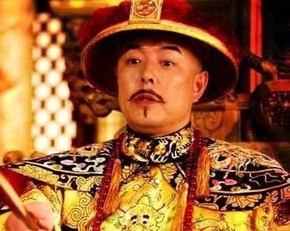 点醒|乾隆传位给嘉庆皇帝,抓着玉玺不松手,刘罗锅说一句话点醒他,立刻松手!