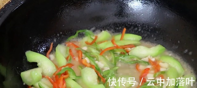 炒丝瓜，万万不要直接下锅炒，很多人一直搞错，难怪发黑没食欲！