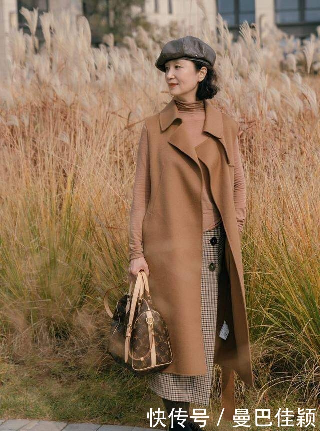 女性|中年女性把小黑裤扔了吧!跟着三木妈妈这样穿,减龄还优雅