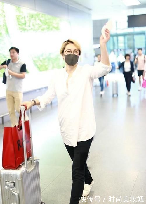 时髦|年近60岁毛阿敏真时髦,一身黑色配2万包好年轻,58岁太会穿