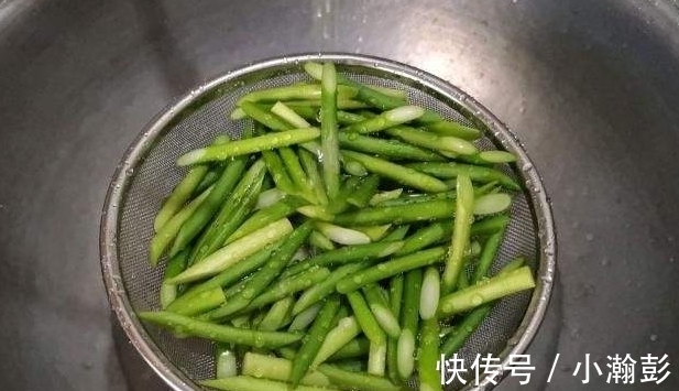 焯水|炒蒜苔时,直接炒是大错特错!多加1步,蒜苔香嫩入味