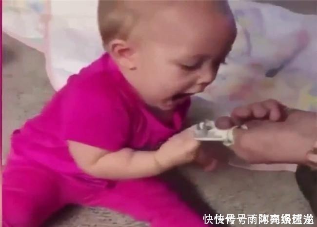 宝宝|爸爸假装要抢女儿手里的钱, 2岁宝宝的反应萌翻了