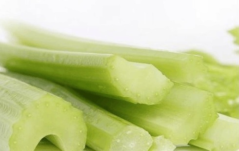 伞形科|吃完芹菜很多人有这习惯,怪不得会容易生病,快通知父母吧!