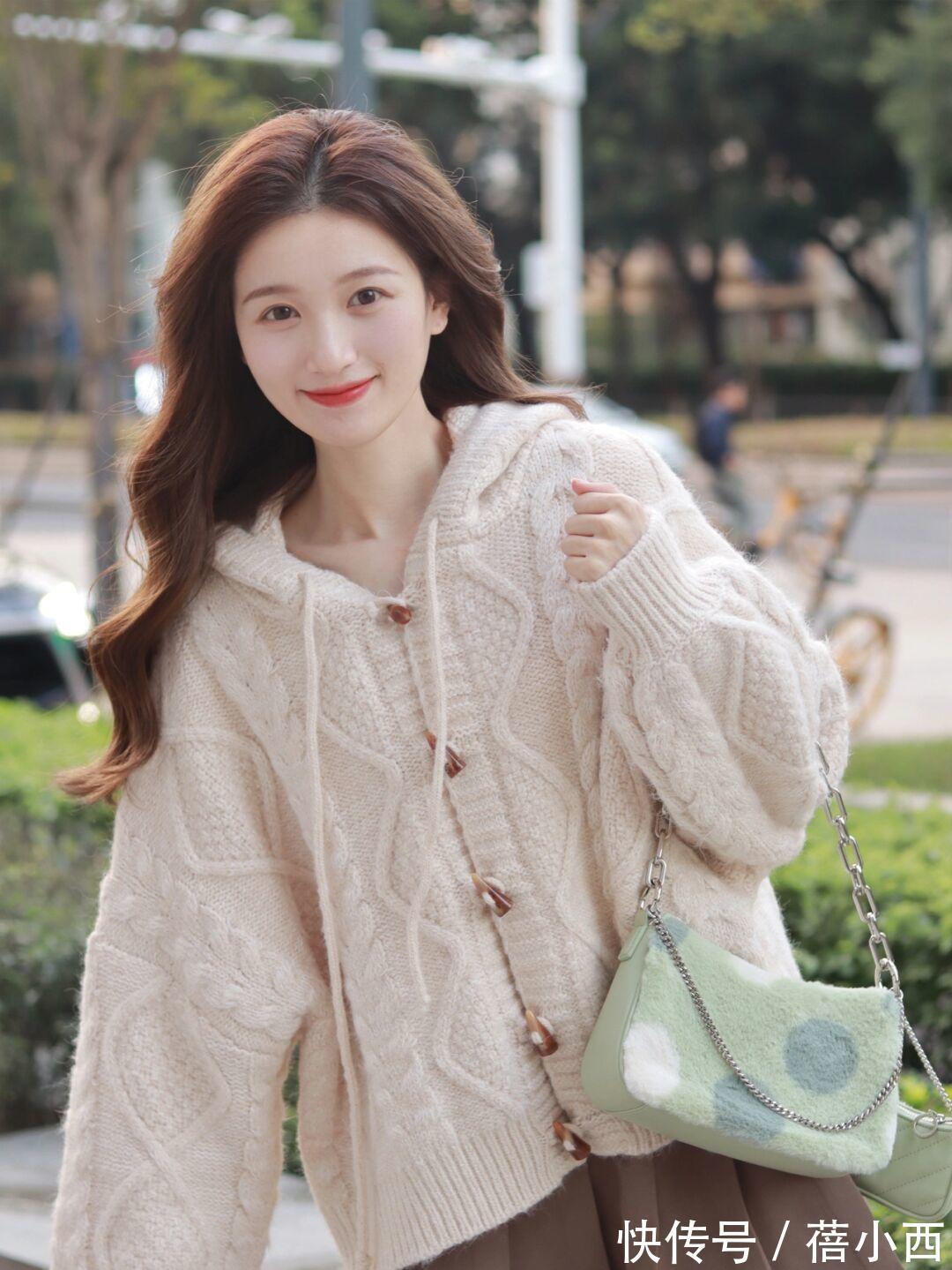 牛角扣|紧身裤过时了,这个冬季流行“毛衣+半身裙”,轻松穿出不俗气质