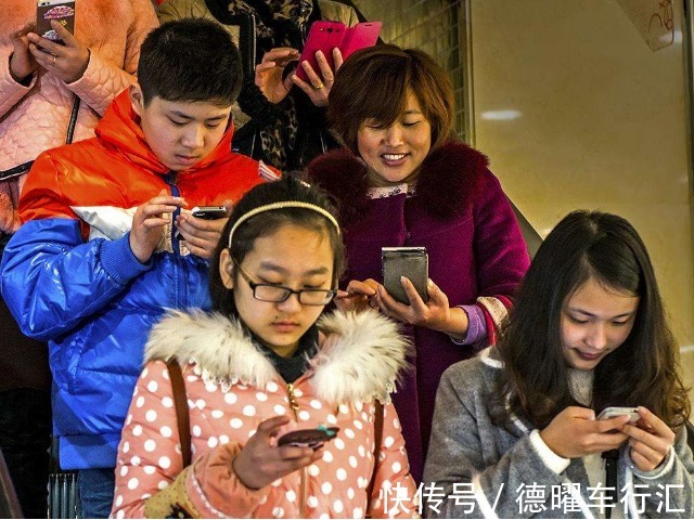 葛优躺|为什么现在很多人会患上颈椎病?罪魁祸首在这里,这个锅背定了