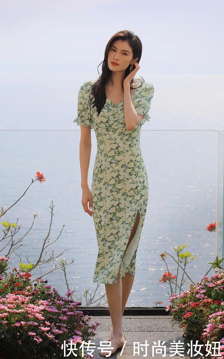 浪漫|周涛这回造型美出圈了,一袭印花连衣裙气质浪漫,减龄10岁不止