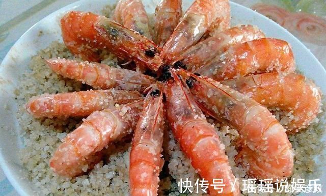做盐焗虾时，不要直接加盐，多加一步，盐焗虾才能更美味