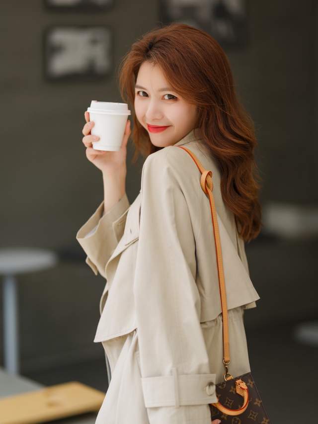 博主|30岁女神博主晒“大衣穿法”火了,年轻10岁不止,网友:又飒又美