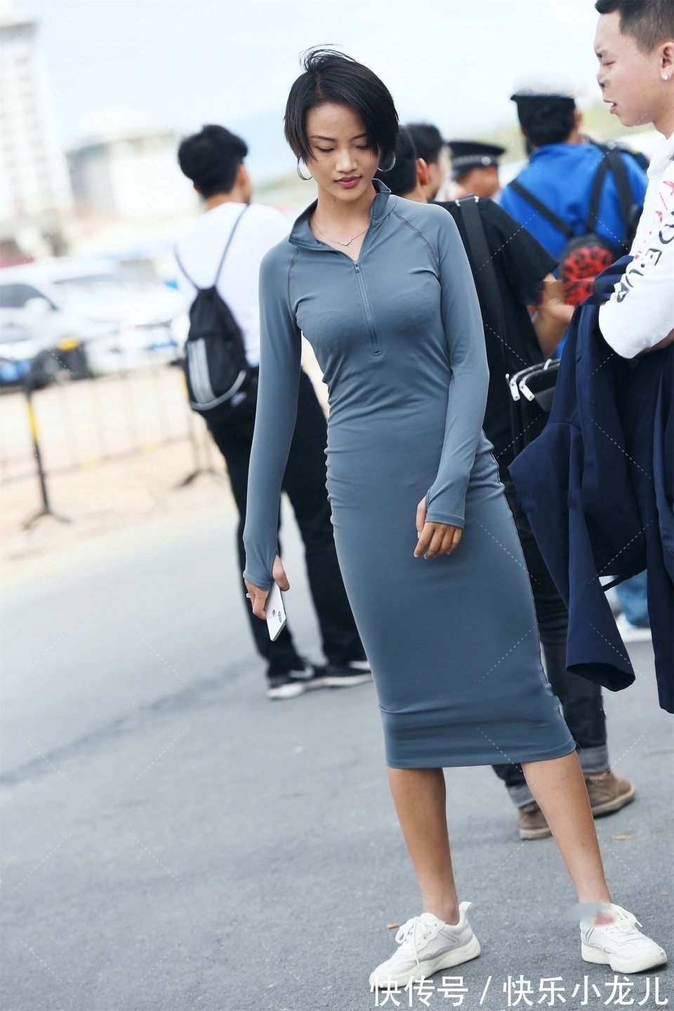长袖裙 一身灰色长袖裙,多了几分洒脱和美的气韵,值得尝试一番