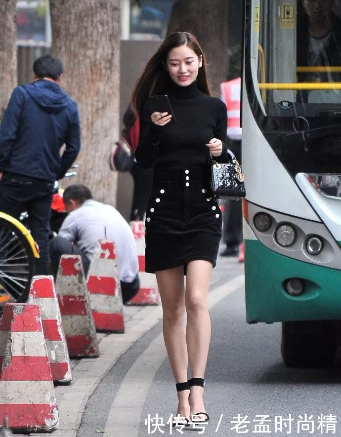 街拍：神秘黑色针织衫配显瘦半身裙,成熟大方的穿搭方式,尽显曼妙身姿