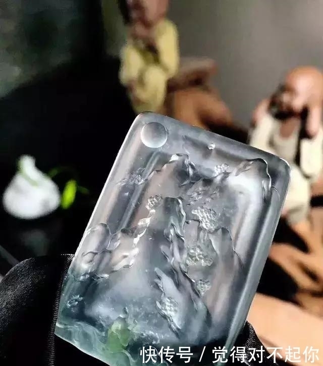 水头|老大爷嫌自己佩戴的翡翠水头不太好,用水一泡后,一看吓了一跳