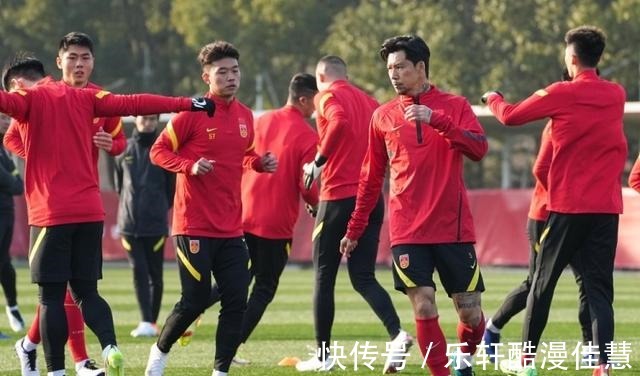 兄弟团|国足首训现场,李霄鹏兄弟团抢眼,郑智成焦点,张5吴曦领衔