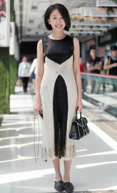 街拍：成熟性感的小姐姐，身材丰腴妩媚动人，尽显十足魅力