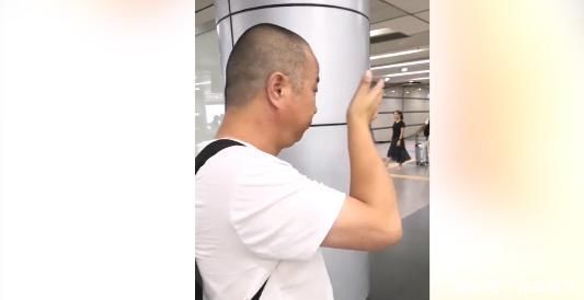 爸爸|父爱如山，再大也是爸爸的小棉袄，看着女儿要走瞬间哭成了泪人