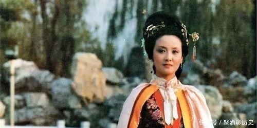 暗含|太医给秦可卿看病,为何她连换四五次衣裳?暗含王熙凤之死的秘密